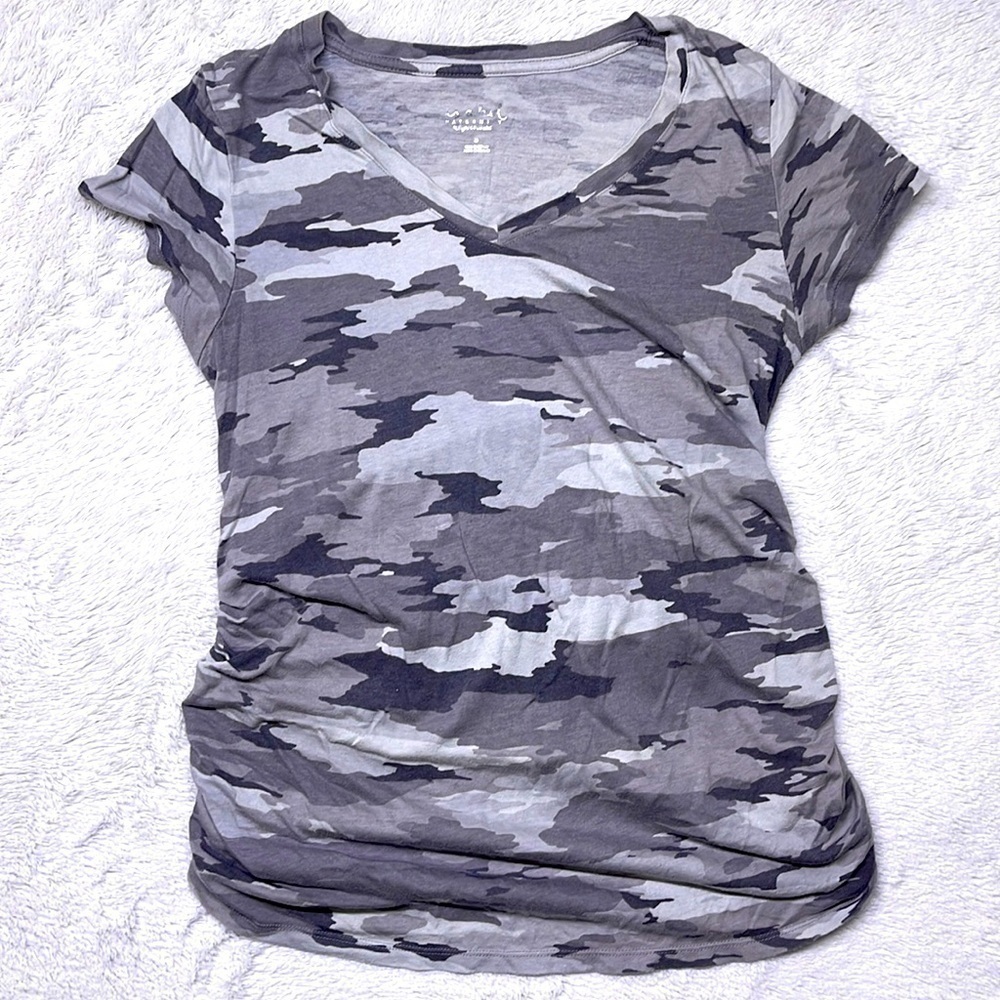 Isabel Maternity Short Sleeve Shirred V-Neck Camo Print size Small - Picture 1 of 3